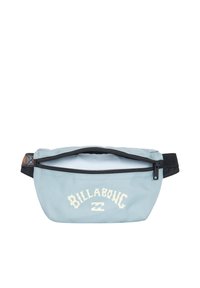 Jasnoniebieska nerka wykonana z miękkiego materiału, z czarnym zamkiem błyskawicznym i białym logo "Billabong". Zawiera regulowany czarny pasek.