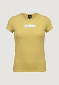 Camiseta ajustada de mujer de manga corta y cuello redondo en color amarillo, con un parche rectangular plateado en el pecho que dice "Armani Exchange".