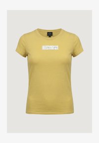 Camiseta ajustada de mujer de manga corta y cuello redondo en color amarillo, con un parche rectangular plateado en el pecho que dice "Armani Exchange".