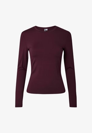 Haut à manches longues en bordeaux, confectionné dans un tissu doux et extensible. Il présente un col rond et une coupe ajustée pour un look contemporain.