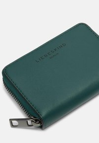 Portfel ze skóry w kolorze morskim z zapięciem na suwak, z wytłoczonym logo "LIEBESKIND BERLIN", o teksturowanej powierzchni i srebrnych elementach ozdobnych.