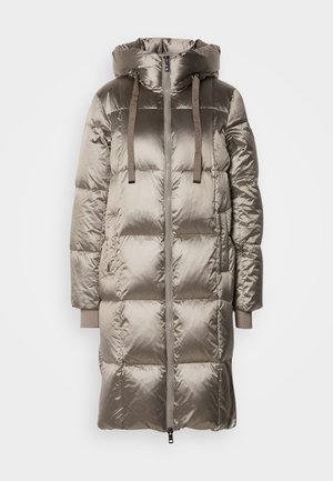 Długi, pikowany płaszcz z błyszczącego, taupe'owego materiału, z kapturem, akcentami w postaci sznurków oraz ściągaczami przy mankietach. Zamek błyskawiczny z przodu oraz kieszenie.