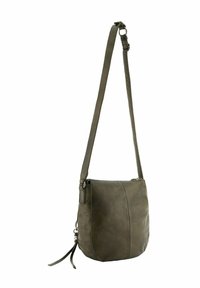 Sac bandoulière en cuir vert foncé avec une texture lisse, une sangle ajustable et un dessus zippé. Présente un pompon sur le côté pour un détail supplémentaire.