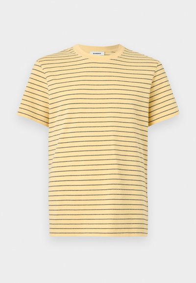 Κίτρινη κοντομάνικη μπλούζα με λεπτές μαύρες οριζόντιες ρίγες και στρογγυλή λαιμόκοψη.