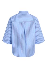 Lys blå kortærmet skjorte med lodrette lilla striber. Har en rygfald og en ståkrave. Glat stof, afslappet pasform.