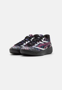 Baskets de sport multicolores avec une semelle noire, un tissu à motifs dans des nuances de violet, bleu et rose, et des lacets noirs.