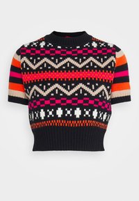 Lyhythihainen neulottu pusero mustalla pohjalla, jossa monivärisiä geometrisia kuvioita vaaleanpunaisessa, oranssissa ja kermassa. Resorireuna.