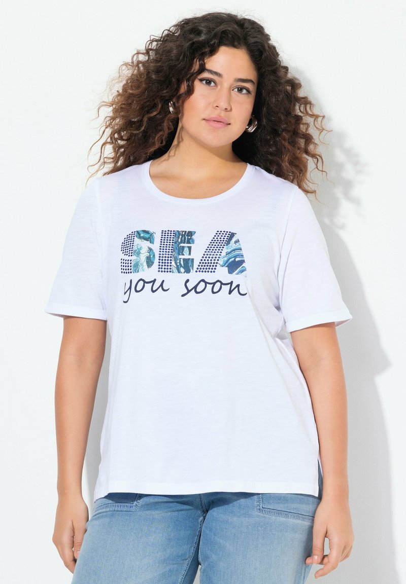 Bílá tričko s krátkým rukávem s grafikou "SEA you soon" a modrými a vzorovanými akcenty. Měkká, lehká látka s volným střihem.