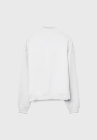 Sweat-shirt blanc court avec un col montant, épaules tombantes, poignets côtelés et une texture lisse. Vue arrière montrant l'ourlet et les coutures.