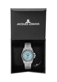 Orologio in acciaio inossidabile con un quadrante blu testurizzato, lancette argentate e un bezel nero, presentato in una scatola nera con un interno morbido.