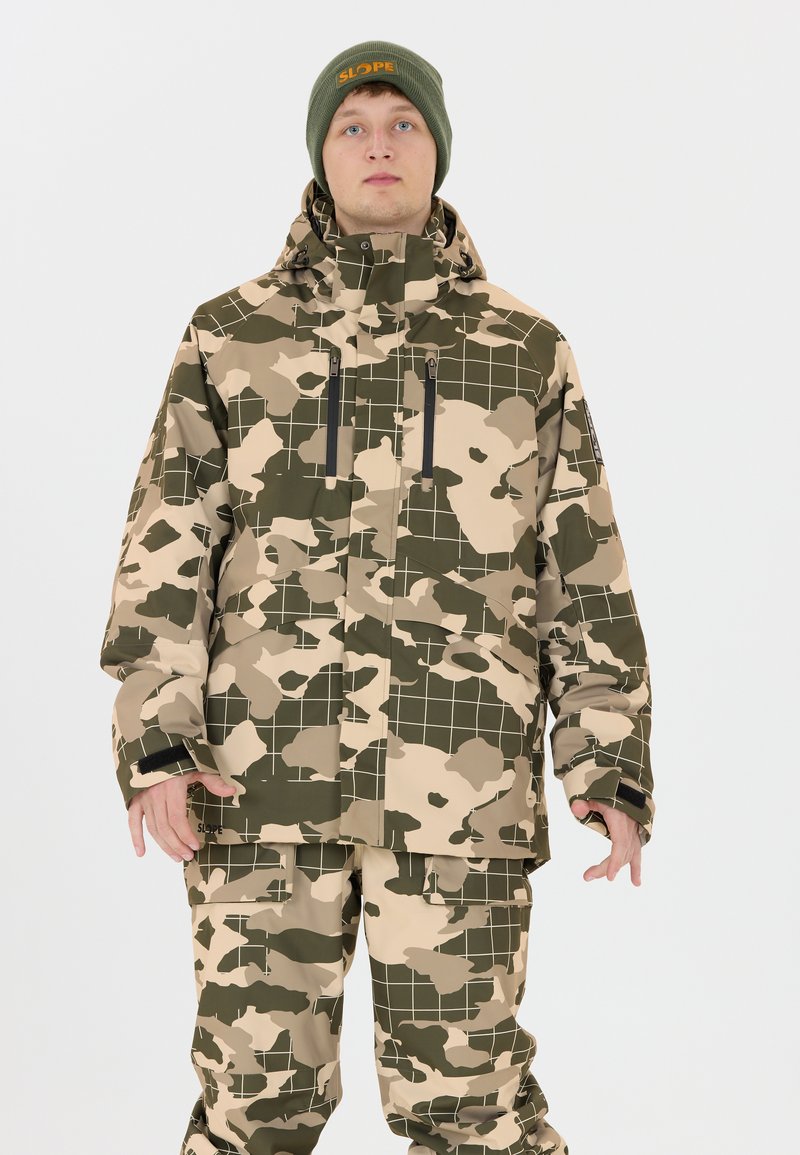 Snejet i camouflage-mønster i grøn og beige, med et rutenetdesign, lavet af et struktureret, vejrresistent materiale.
