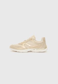 Scarpa atletica beige con parte superiore in rete, dettagli metallici, suola imbottita e pannelli testurizzati. Presenta chiusura con lacci e tallone rinforzato.