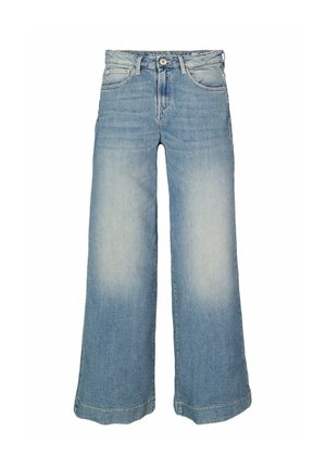 Jean en denim bleu clair à jambe large avec taille haute, dotés d'une fermeture à bouton, de poches avant et d'un délavage usé avec une texture lisse.
