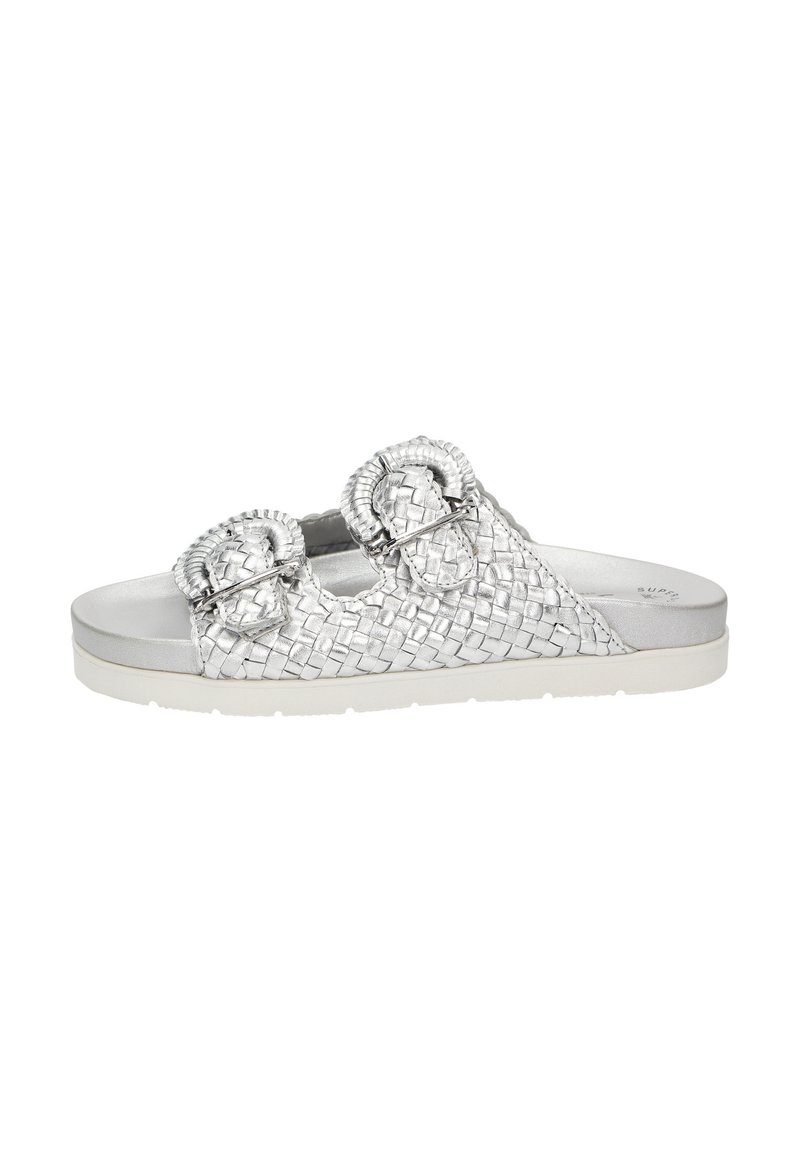 Zilveren geweven sandalen hebben twee gespaccents, een platte witte zool en een gladde metallic afwerking op de bovenkant.