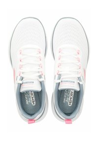 Scarpe sportive bianche con tomaia in rete, accenti rosa e soletta grigia. Presentano un design con lacci e suole imbottite per il comfort.
