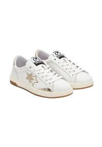 Scarpe da ginnastica bianche in pelle con un dettaglio a stella dorata metallica, lacci bianchi, branding nero sulla linguetta e una suola in gomma beige.