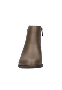 Bruine leren enkellaars met een gladde, matte afwerking, ronde neus en een zijklepper voor sluiting. Flexibele zool en lage hak.