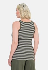 Randig tanktopp med en olivgrön bas och vita horisontella ränder. Har en figurnära design och rund halsringning. Mjuk, stretchig tyg.