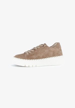 Bruine suède vetersneaker met dikke witte gegroefde zool en bijpassende bruine veters, zijaanzicht op een witte achtergrond.