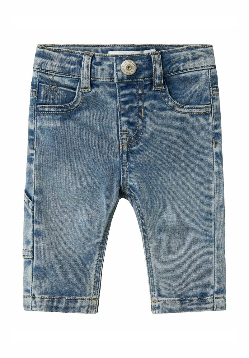 Jeansshorts i ljusblått med en urtvättad finish, med sydda detaljer, framfickor och en metallknappstängning vid midjan.