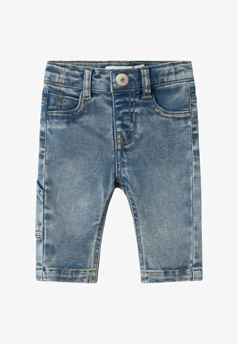 Šviesiai mėlyni džinsiniai šortai su išblukusiu paviršiumi, turintys siuvinėtus akcentus, priekinėmis kišenėmis ir metaliniu mygtuko užsegimu juosmens srityje.