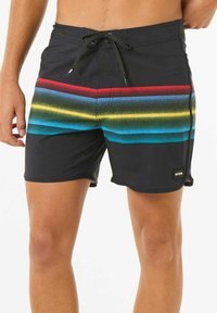 Bañador negro con rayas horizontales en rojo, amarillo y azul. Fabricado en una tela ligera con cierre de cordón.