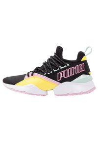 Chaussure de sport noire avec un dessus texturé, présentant des accents jaunes et roses, un logo PUMA bien en vue et une semelle épaisse et rembourrée.