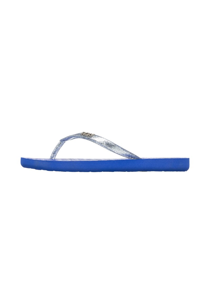 Blå flip-flop med tjock sula och silverglittriga remmar. Remmarna har en tånedsdesign och en platt fotbädd för komfort.