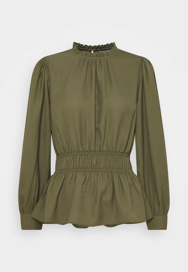 Blouse vert olive avec de longues manches bouffantes, un col froncé et une taille élastique créant un effet peplum. Texture de tissu lisse.