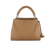 Lederhandtasche in Karamellfarbe mit strukturierter Form, abgerundetem Obergriff und goldener Hardware. Verfügt über eine strukturierte Oberfläche und eine Quaste.