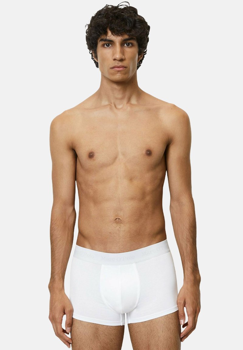 Weiße Baumwoll-Boxershorts mit einem weichen elastischen Bund, der dezente graue Markierungen aufweist. Glatte Textur mit einer enganliegenden Silhouette.