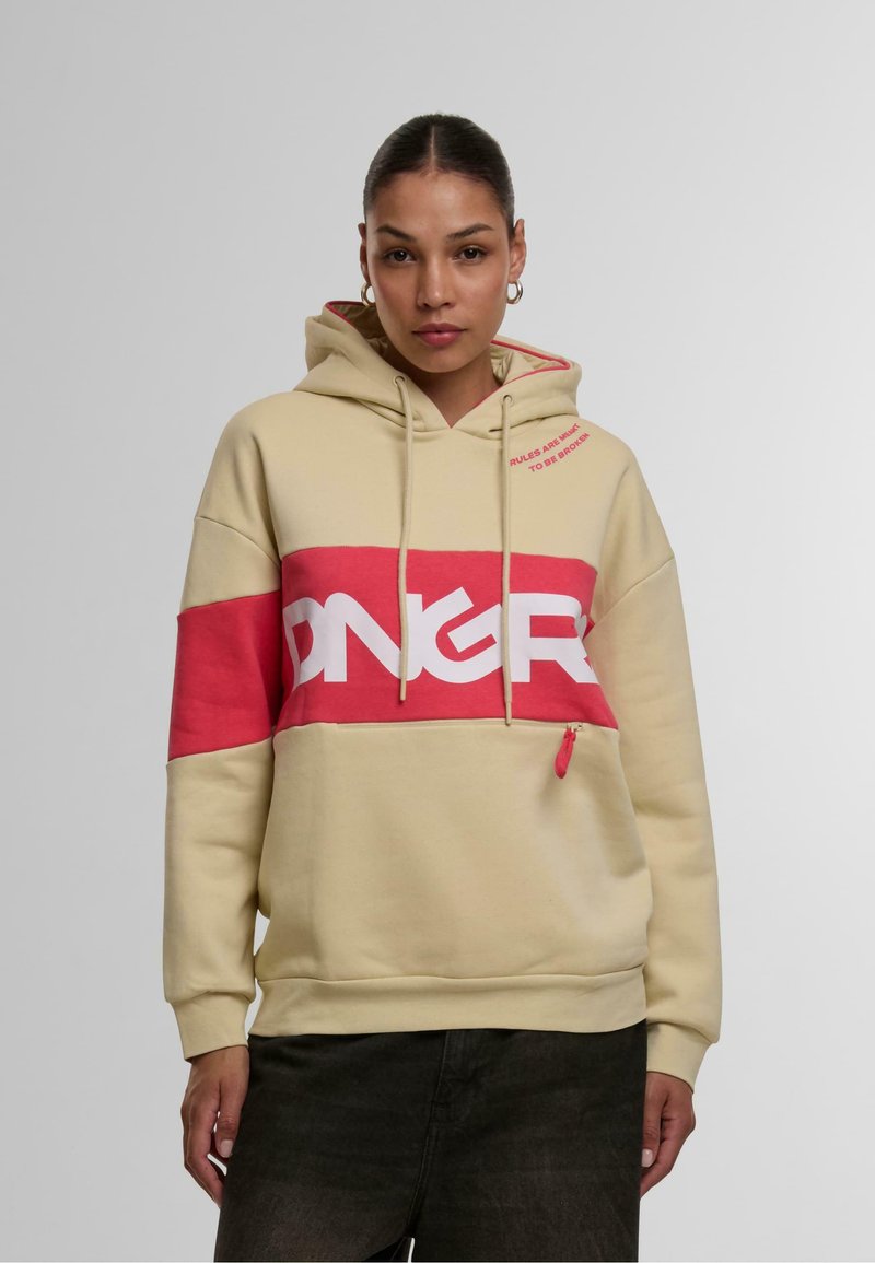 Felpa beige realizzata in cotone misto con una striscia centrale rosa. Presenta testo stampato bianco e lacci, oltre a una tasca frontale con zip.