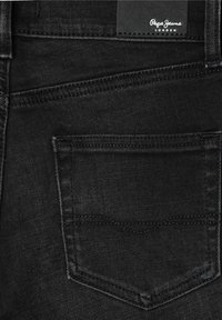 Juodi džinsai iš džinsinio audinio su užpakaline kišene, pasižymintys kontrastingomis siūlėmis ir odiniu ženkliuku "Pepe Jeans London" ant liemens.