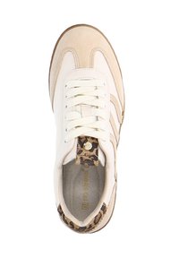 Weißer Sneaker mit beigen Wildlederakzenten, ausgestattet mit einer Leopardenmuster-Heel-Tap und weißen Schnürsenkeln. Abgerundete Zehenpartie und strukturierte Gummisohle.