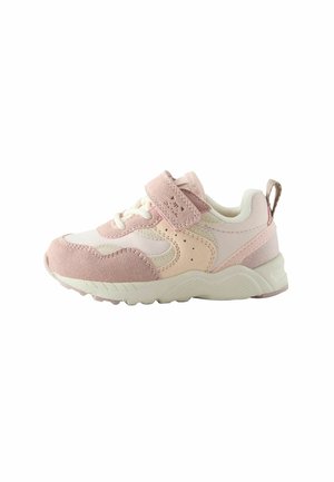 Baskets pour enfant roses et beige avec bride velcro, lacets blancs, col rembourré et semelle blanche texturée, vues de côté.