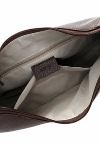 Pochette in pelle marrone con texture e chiusura con zip; presenta una fodera in tessuto beige chiaro e un compartimento interno con un'etichetta di branding.