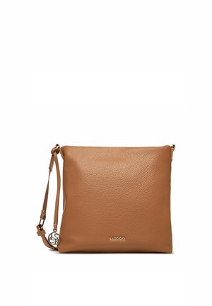 Brązowa, teksturowana skórzana torba na ramię z regulowanym paskiem i małym, okrągłym metalowym zawieszką, logo marki LASOCKI na środku frontu.