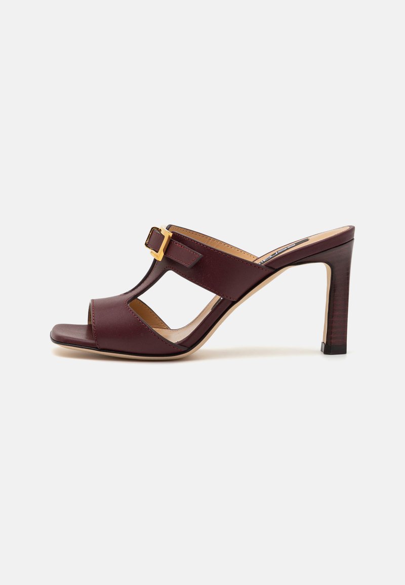 Sandale cu toc înalt burgundy, cu vârf deschis, având un design decupat și un accent cu cataramă aurie pe lateral. Finisaj din piele netedă.