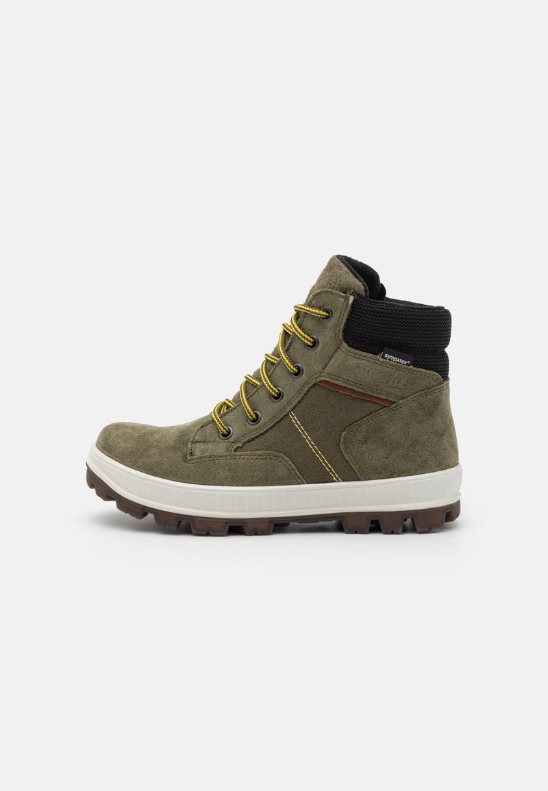 Scarpe da trekking in pelle marrone e verde con collare in tessuto nero, lacci gialli e suola robusta e tassellata. Gli accenti laterali migliorano il design.