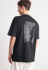 Calvin Klein Jeans CITY GRID MAP TEE - Camiseta estampada - black