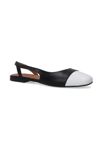Schwarze Leder-Slingback-Schuhe mit einer weißen Kapuze, flacher Sohle und ausgeschnittenen Details an den Seiten, mit einem spitzen Zehendesign.