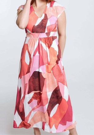 Robe à manches courtes en forme de cape, col en V, dans des tons de rose et rouge avec des motifs abstraits ; corsage ajusté, jupe fluide et détail de ceinture.