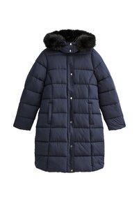 Marinblå puffjacka med quiltat mönster, huva med fuskpäls, tryckknappar och två sidofickor. Tillverkad av isolerat och väderbeständigt material.