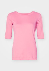 Fitted roze t-shirt met een ronde halslijn, driekwart mouwen en een gestikte zoom. Gemaakt van lichte, gladde stof.