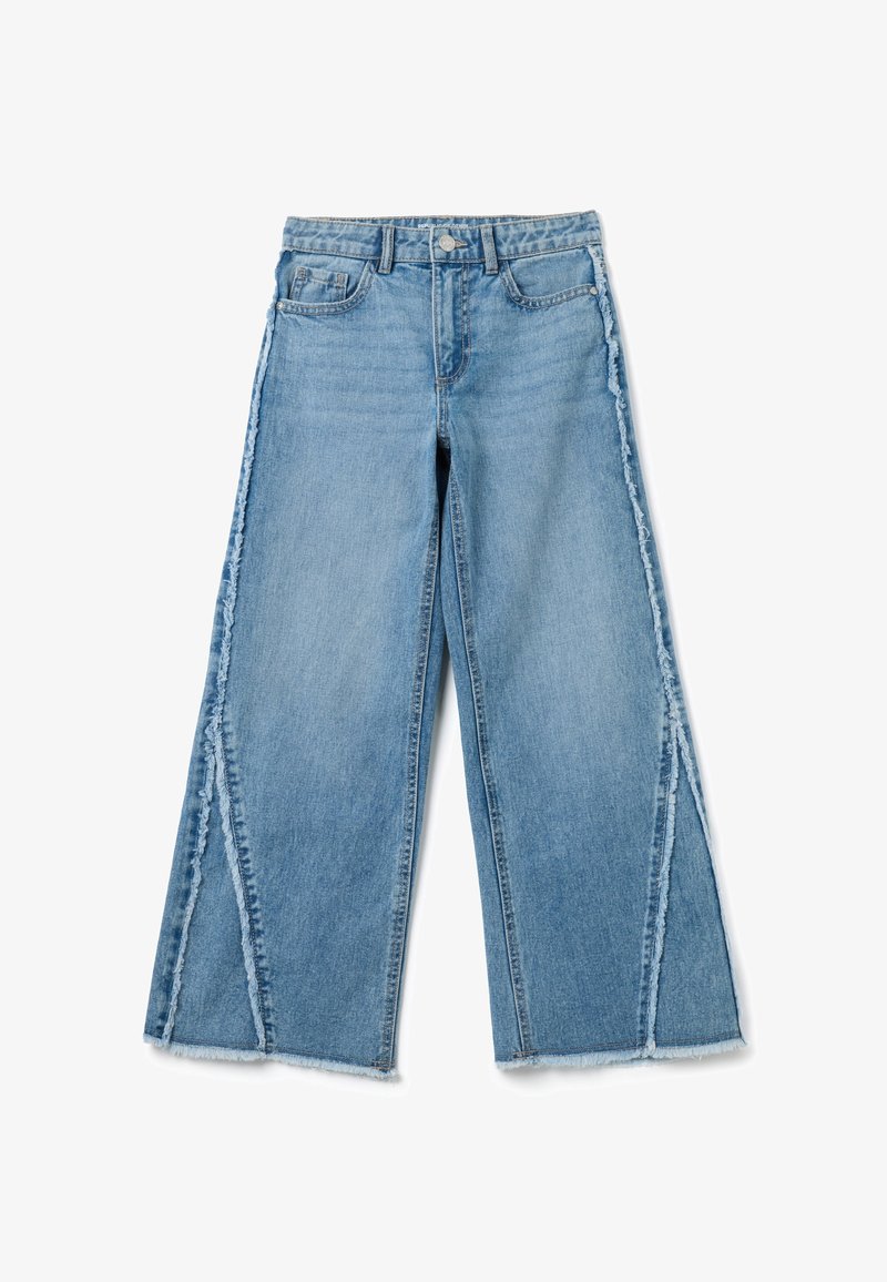 Jeans de pierna ancha en denim azul claro con costuras laterales deshilachadas y una cintura alta. La tela es suave, con una textura lisa.