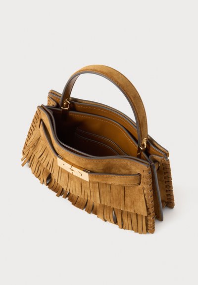 Pruun seemisnahast käekott lördinte detaili, kuldse klambri ja nahkkattega. Siseküljel on mitu jaotist korra tagamiseks.