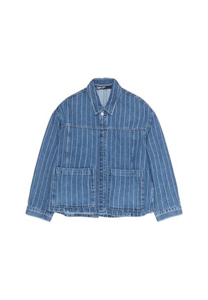 Niebieska kurtka dżinsowa w białe pionowe prążki, z dwoma przednimi kieszeniami, zapięciem na guziki i kołnierzem.