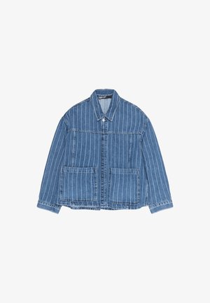 Chaqueta azul de mezclilla con finas rayas blancas verticales, dos bolsillos delanteros, cierre de botones y cuello.