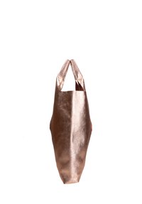 Sac fourre-tout rose doré métallique avec une texture lisse, présentant une forme angulaire unique et deux poignées allongées pour le transport.