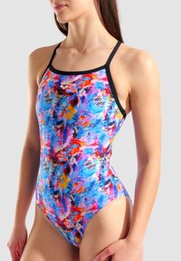 Costume da bagno multicolore con una combinazione di blu, rosa e arancione. Realizzato in tessuto elasticizzato con un design a schiena scoperta e bordi neri a contrasto.